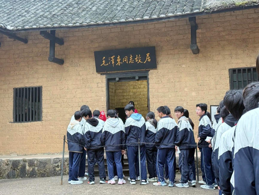 追尋偉人足跡，傳承革命精神|衡南大同高中學(xué)子赴韶山開(kāi)展紅色研學(xué)活動(dòng)
